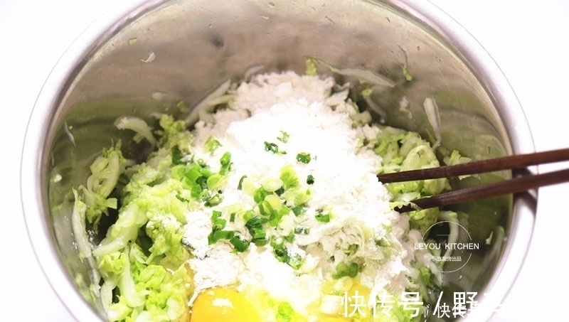 白菜丝|白菜直接用来烙饼？不用和面揉面，烙好的饼又软又香，吃了还想吃