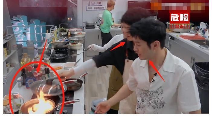 千万不能让黄晓明下厨,厨房都差点燃起来了,吓坏了周也!