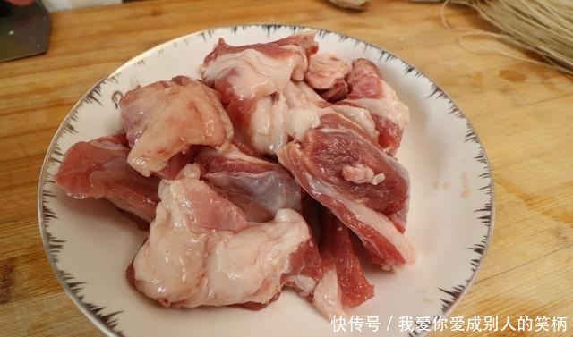  炖羊肉时，有人焯水有人直接炖小董教你正确做法，汤白无腥味