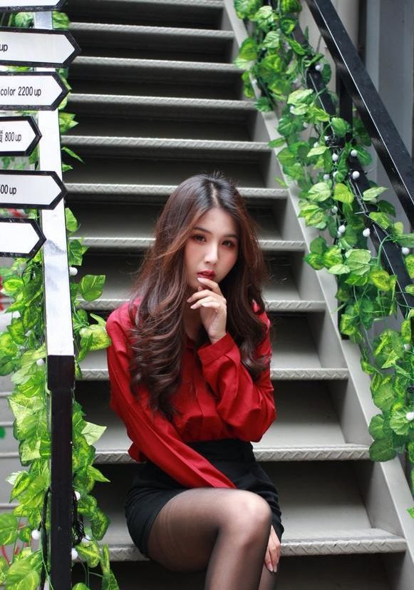 穿搭 红色衬衫搭配黑色包臀裙,优雅又知性,绽放女性魅力