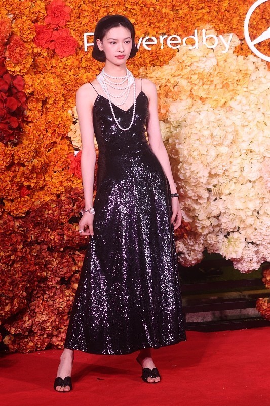 小黑裙 邱天真的“瘦得吓人”, 黑色吊带裙秀不出曲线感, 真的全靠颜值撑