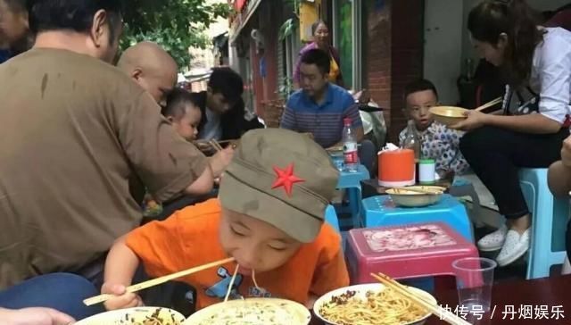 老夫妻开面馆地方小,客人排队坐路边趴凳子吃面,一早上卖四百碗