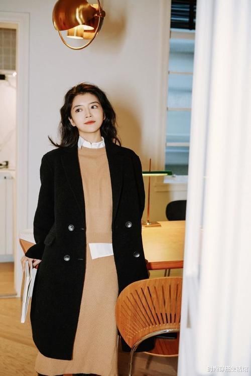 长大衣下面不一定穿裤子,学三木这样穿,时髦保暖有气质