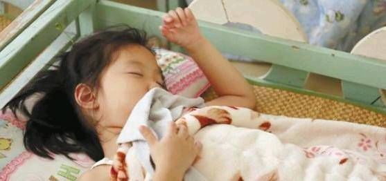 作息时间|当妈妈检查幼儿园的监控时,她看到孩子在偷偷地做这件事,突然觉得很难过