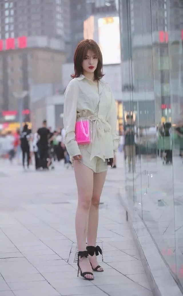街拍:一字肩长裙小姐姐,温柔妩媚乖巧动人,让人无法抗拒的美