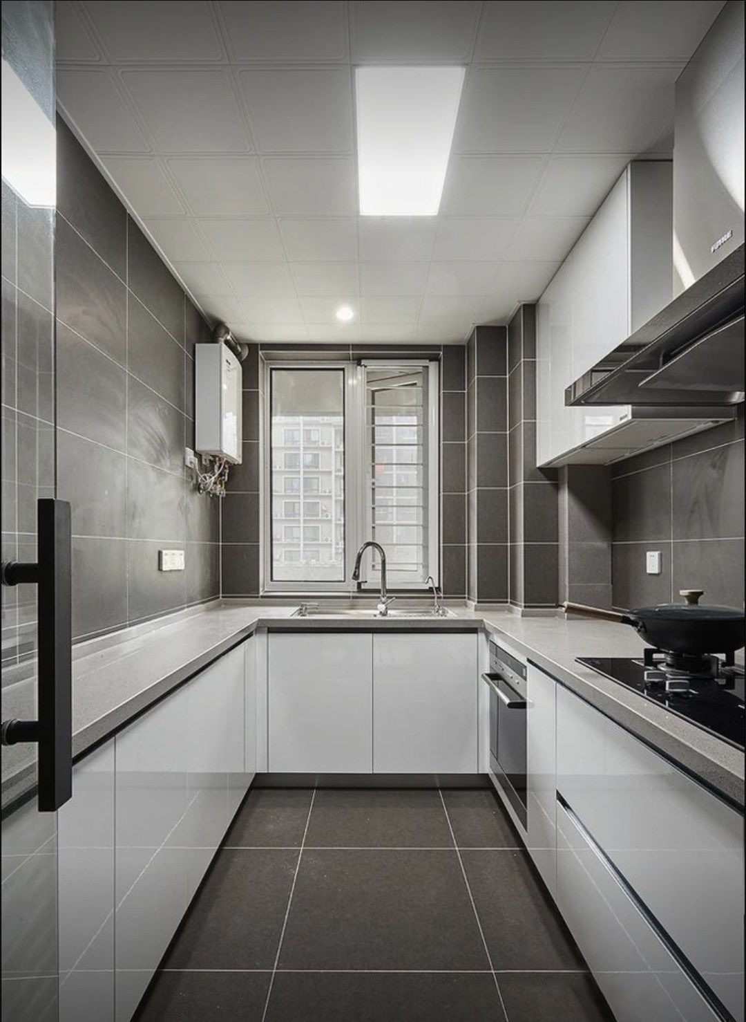 厨房|小厨房别光知道装L型橱柜，贴边打20公分不对称U型柜，更实用！