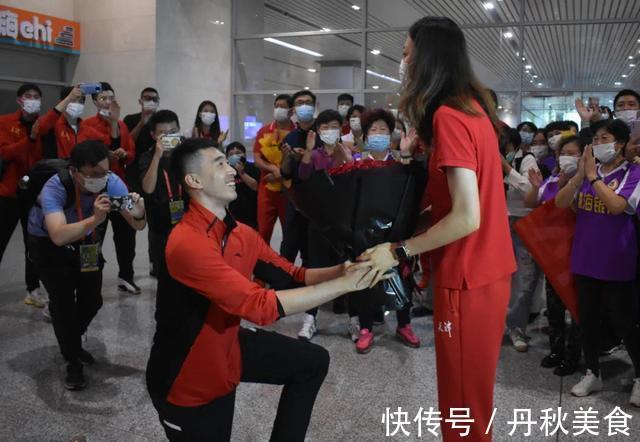 国手|女排喜讯!郎平爱徒大婚,相恋7年终成眷属,丈夫是当红男排国手