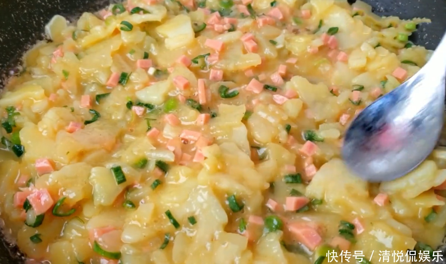 咸香|土豆不要炒着吃了,换个新吃法,咸香美味,一口下去满满的馅料