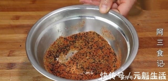 搅拌均匀|花生米最好吃的做法,加2个鸡蛋,太香了,我家一周吃3次,超解馋