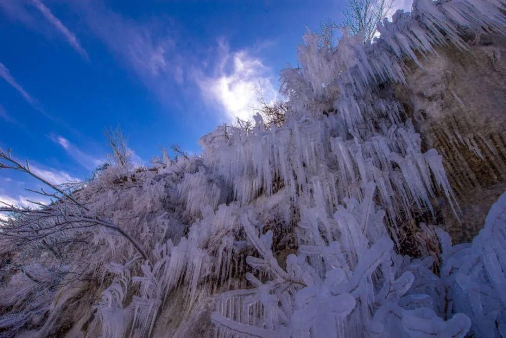 赏百米冰挂，观冰雪奇观！赶快来天蒙山打卡，惊艳你的朋友圈！