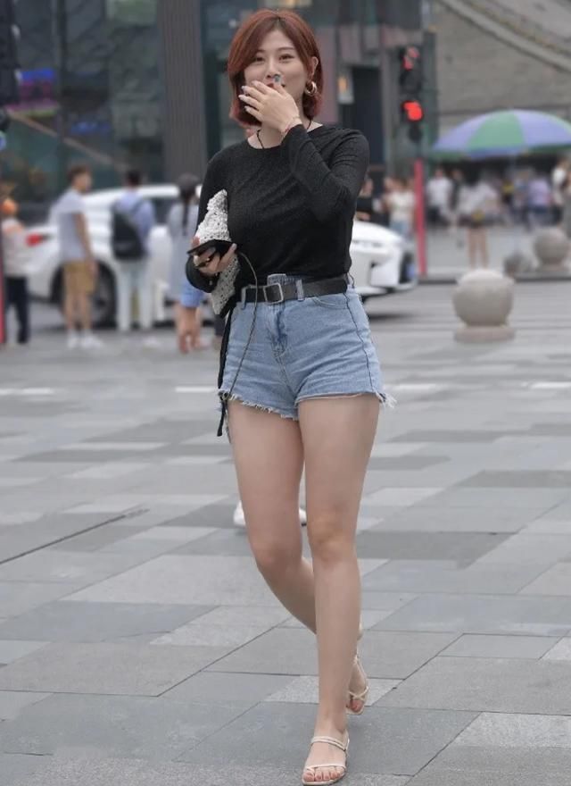 破烂|黑色长袖圆领T恤，搭配“破烂”款牛仔裤，穿出优雅女生的时尚美