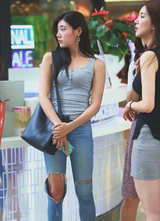  搭配|街拍紧身无袖T恤衫，搭配破洞的牛仔，时尚而性感