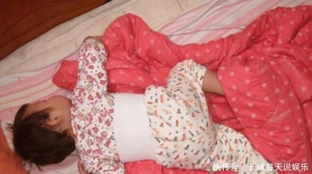 被子|宝宝睡觉总踢被子不一定是热，这些“苦衷”，多少宝妈还不知道