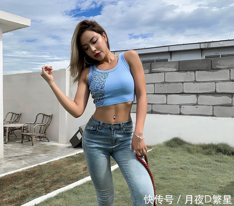 连衣裙露出丰满线条,显瘦又凸显气质,清甜佳人