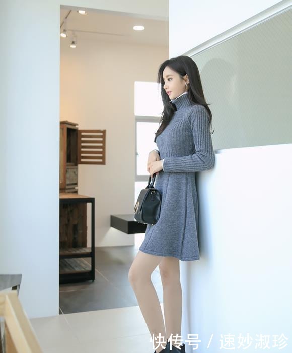 蓝灰色|孙允珠高清美图:麻纹高领蓝灰色甜美针织裙!