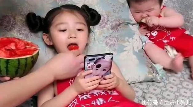 小公主|爸爸喂女儿吃西瓜,当镜头转向儿子,网友笑得手抖:儿子捡的吧