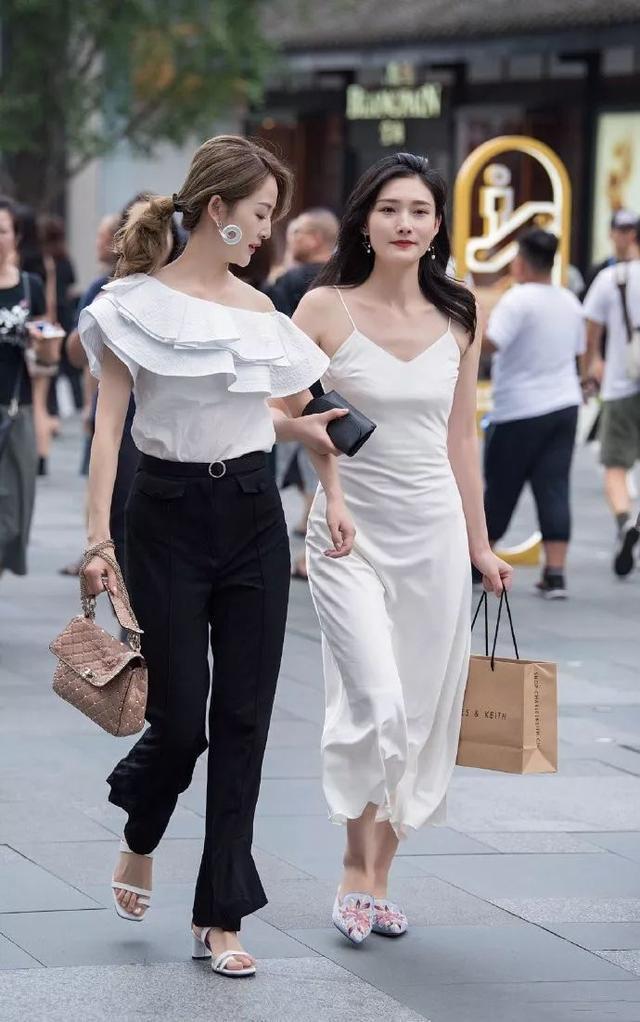 高跟鞋|小姐姐把墨镜戴在头上,打造出一种休闲的时尚,傲人身材不一般