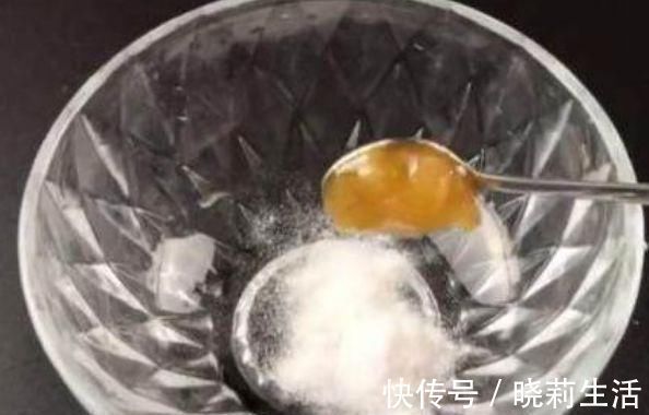 小苏打和蜂蜜放在手心上,解决了大多数女人的烦恼,省钱又实用!