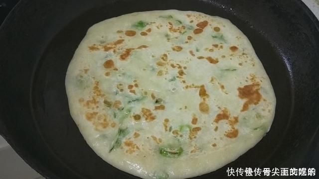 葱花饼这样做太香了,多加1种食材,外酥里软,凉了也不硬,解馋