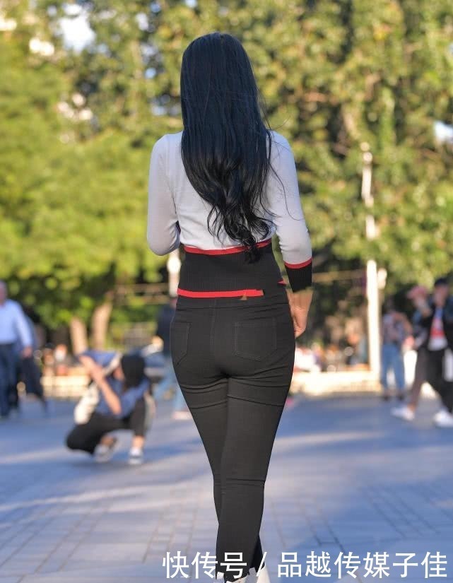 牛仔裤|时尚街拍：简约风的关键，黑色牛仔裤穿搭出淑女范儿！