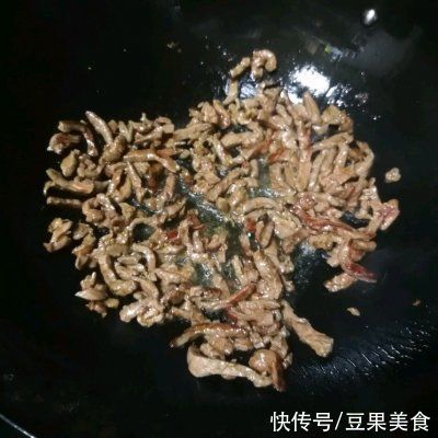这道牛肉炒香菜做起来容易，吃起来上瘾