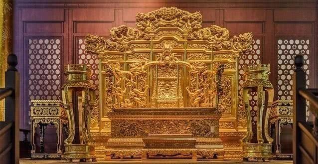 好玩|孩童龙椅上玩耍,皇帝:皇位坐着好玩吗?孩童回4字拿下皇位!