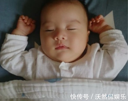 婴儿|婴儿总喜欢这样睡觉,长大后容易变丑,宝妈别不当一回事!