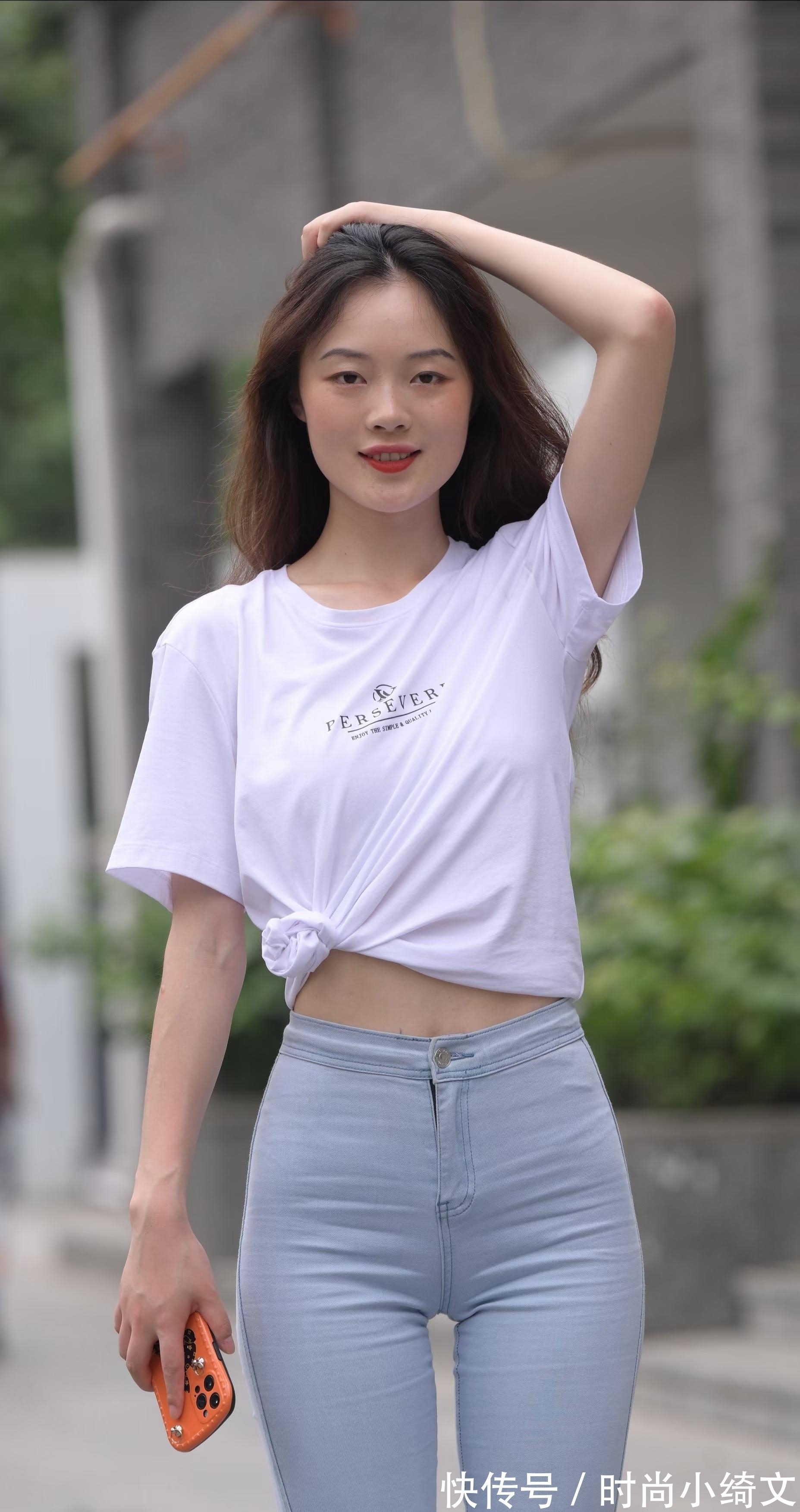 简约风 圆领T恤搭配水洗白牛仔裤,简约风凸显好身材,还带有几分利落感