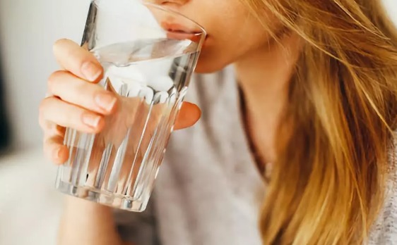 白开水|睡前、起床喝白开水的人，肾可能已经”烂成渣“，有的及早改正