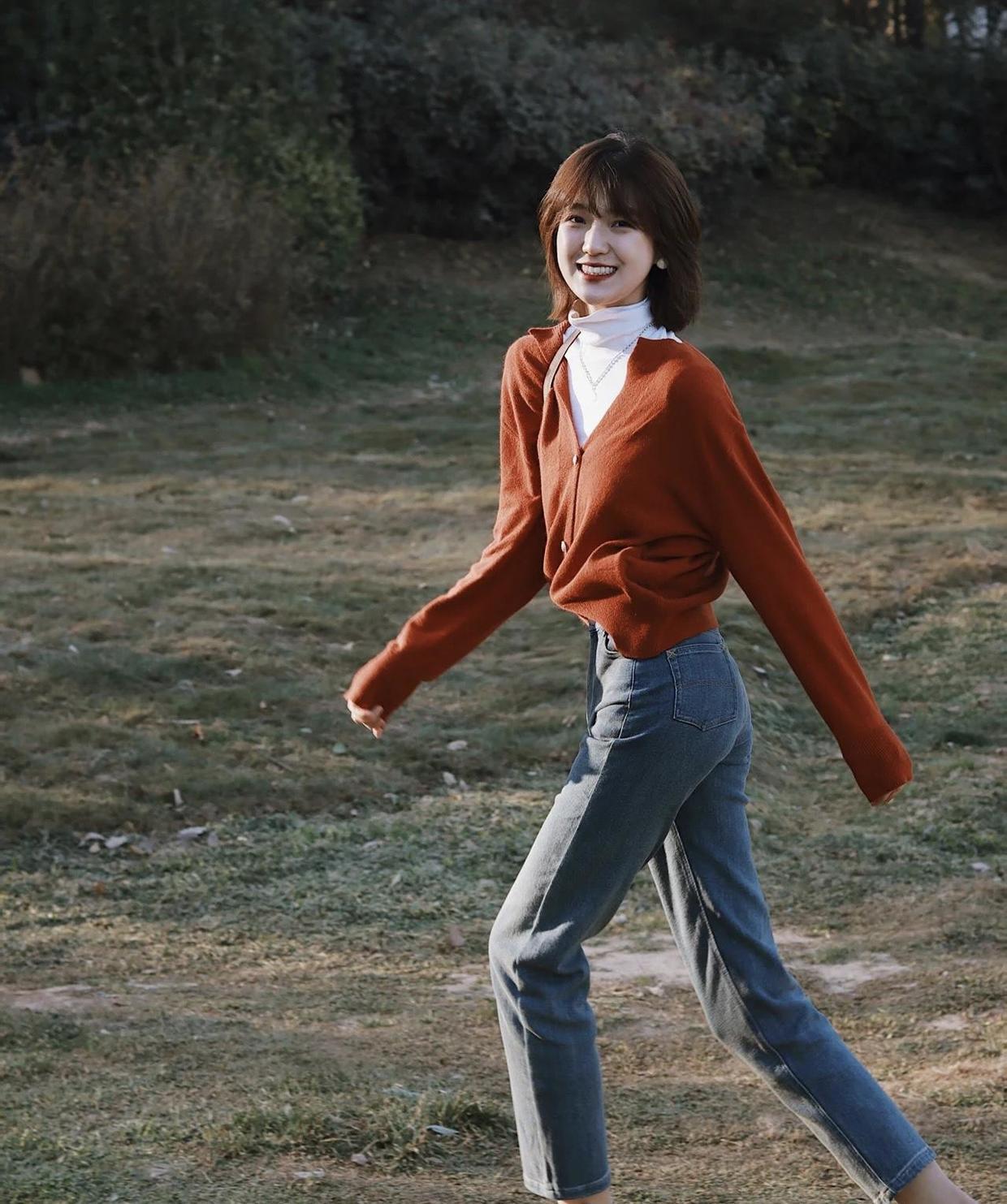 直筒|奔三奔四的女性如何选牛仔裤,掌握这几个搭配方法,洋气又减龄