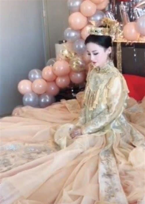 奇闻：穿着“金丝甲”的新娘火了，瞧到她闺蜜，网友不淡定了