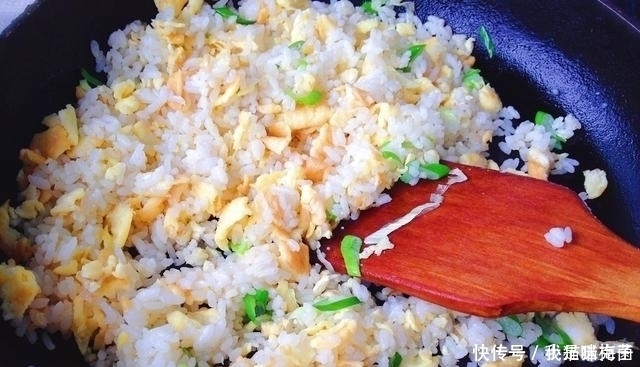 鸡蛋炒饭是先炒鸡蛋还是炒饭,教你正确的方法,米粒清,太香了