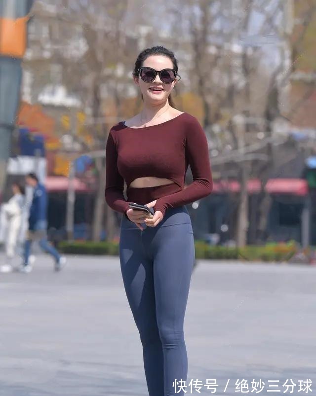 高领 束腰贴身的瑜伽裤,简约中透着个性感,颜值过人