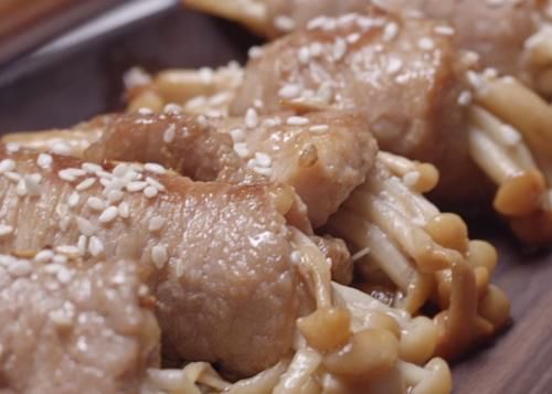 金针菇这样做太美味,搭配里脊肉煎着吃,焦香四溢又营养,真解馋