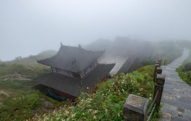 我国一座千年古庙，建筑占用两座山且垂直悬空，建造之谜至今未解