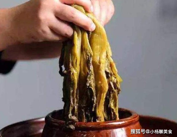 腌酸菜时，别直接放盐腌制，多加1步，酸菜更加脆爽
