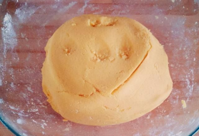 红豆和玉米面是绝配,一个做皮一个做馅,包好入锅一蒸,特香