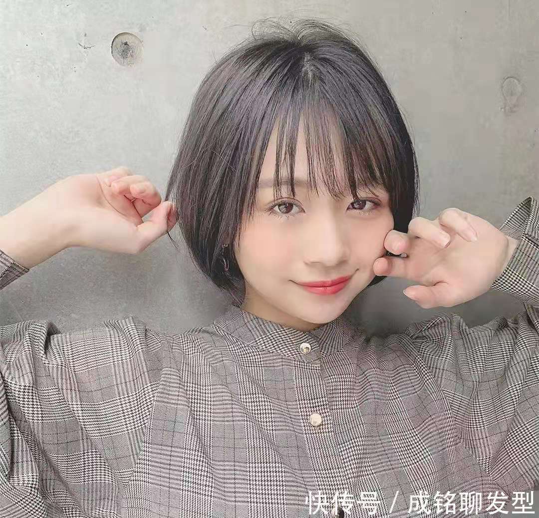 脸圆发量少发质细适合哪种发型呢？短发时尚减龄，蓬松又显发量