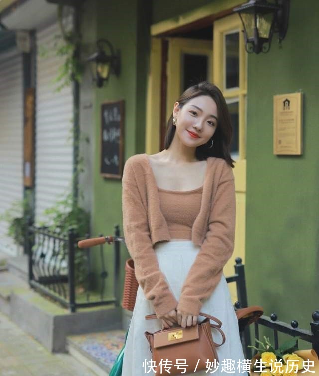 T恤 微胖女生怎么穿才好看西服外套搭配T恤和黑色短裤,显高又显瘦