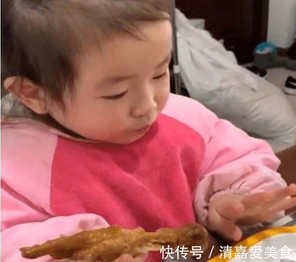 孩子|“突然就不香了”,3岁女宝啃鸡爪,低头一看发现有点“眼熟”