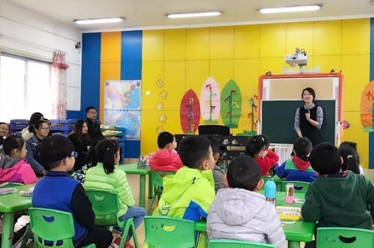 孩子|宝宝出现3种“怪异”行为,家长偷着乐吧,孩子智商低不了