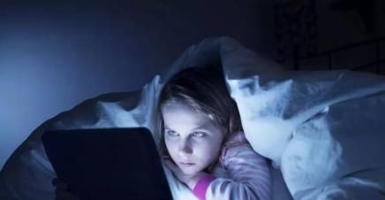 如果宝宝经常这样睡觉，发育会比同龄小朋友落后很多，赶紧改过来