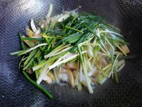 它被称为“菜中灵芝”，正大量上市，香嫩可口还开胃，才2元一斤