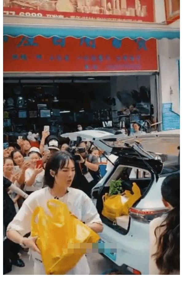 架子|沒公主架子！姚安娜超市買菜抱箱子拎袋子很接地氣