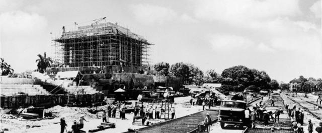 巴亭广场|越南国父墓地建在河内市中心大广场,至今已经陈列胡志明遗体多年