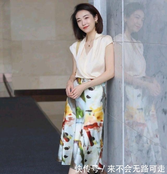 西装裙|上班穿什么？简约干练又不失温柔的穿搭，可以把自身的魅力放大化