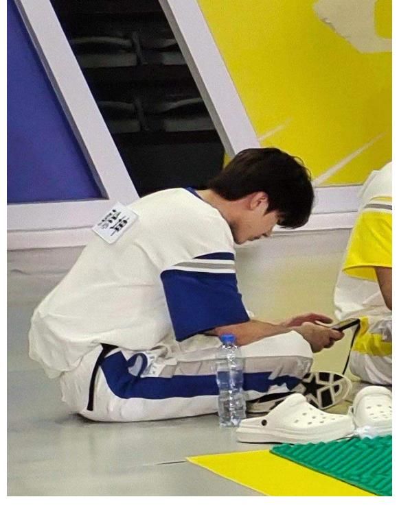 节目|蔡徐坤录制节目玩手机,被嘲不敬业,跑男变跑难不仅是老成员流失