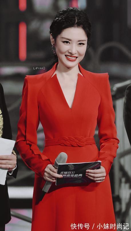 标致美人|岁月从不败美人,周涛穿红色连衣裙端庄优雅,高级精致