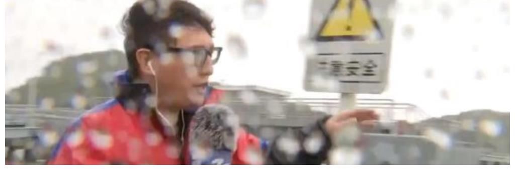 记者|主持人华少变身记者报道台风，在现场淋雨播报，遭到网友调侃降级