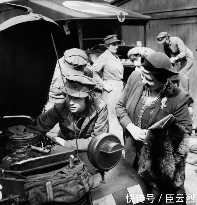 英国女王|曝珍贵图片，没有想到，英国女王伊丽莎白二世曾是一名救护车司机